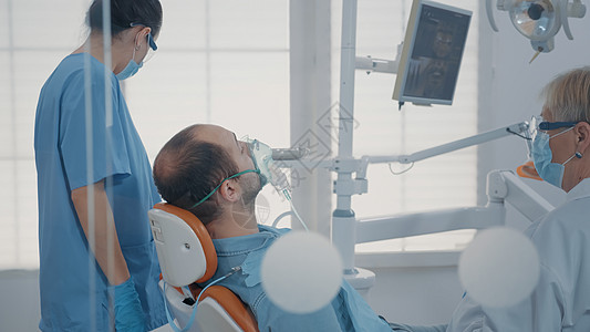 牙科助理 使用氧气面罩对病人进行麻醉图片