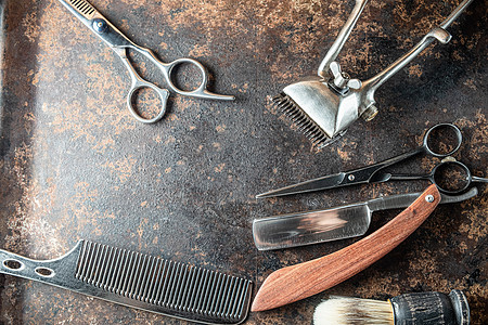 古典理发师用危险的剃须刀理发剪刀 旧的手工剪刀金属梳刮刷奢华边缘梳子刷子男人身体皮肤服务剃刀卫生图片