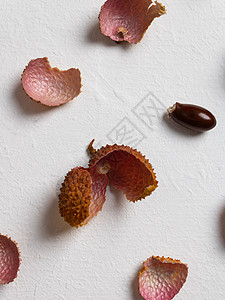 白色背景面对角的新鲜液化新树枝美食红色果汁水果异国浆果热带甜点李子阴影图片