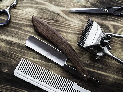 木材背景的老旧生锈理发店工具刮胡子奢华剪刀剃刀梳子木板绅士胡须沙龙刷子图片