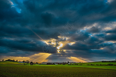 太阳的光线穿透了农地上的云假期天空蓝色草地插图运动场景天气艺术自由图片