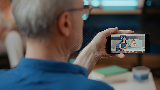 使用移动电话在线视频电话的退休成人人数(百分比)图片