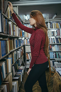 一个拿着书架的女孩 图书馆里的一个学生架子阅读书店智力学习青少年中学文学教科书书柜图片