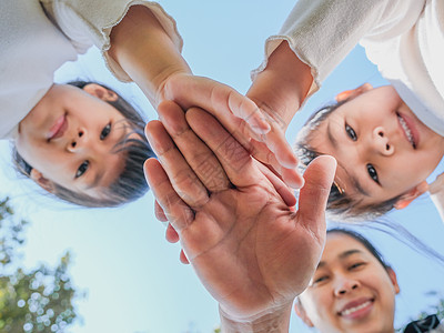 在阳光明媚的日子里 家庭亲近的双手在蓝天背景下举起手来 欢乐的人们或团队的参与图片