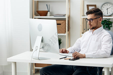 商务人士在互联网上从事计算机工作 官方的自信心技术姿势商务商业中年混血电脑居家脖子男子压力图片