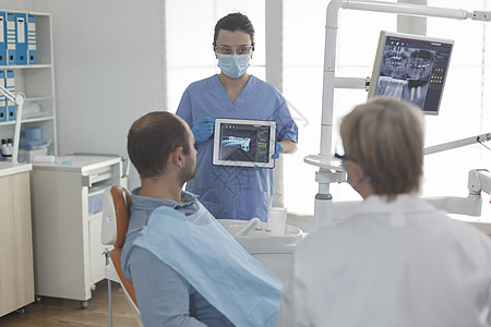 持有平板电脑的医务护士 解释放射线学诊断;图片
