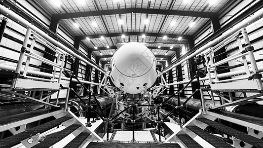 太空发射准备 火箭顶部的宇宙飞船 在机库内 就在推出发射台之前 美国国家航空航天局提供的这张图片的元素创新飞船助推器轨道勘探旅游图片