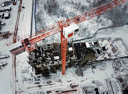 从上面的建筑起重机 建筑工地鸟瞰图上的塔式起重机 带起重机的建筑工地鸟瞰图 建筑工人正在施工 顶视图金属经理电缆工程城市服务项目图片