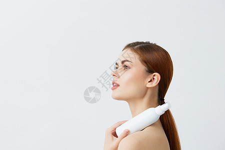 年轻女子乳液罐清洁皮肤保健隔离背景身体成人治疗微笑头发温泉奶油美容护理卫生图片