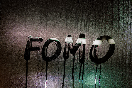 FOMO - 害怕失踪 - 手写在夜间湿透窗口玻璃表面图片