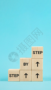 一步一步的文字 在木制立方体上逐字逐行的单词 Achiev挑战战略成功营销生长数字团队创新成就进步图片