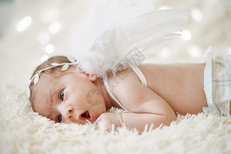 刚出生的婴儿天使睡着了母性发带孩子头巾尿布情绪母亲拥抱家庭生活图片
