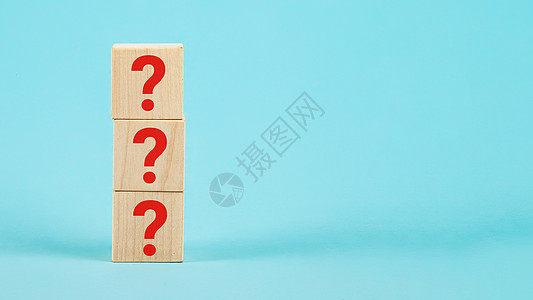 问题 蓝色背景上带有问号符号的木制立方体块的形状 木块上的问号学习商业技术木头思考创新战略帮助困惑立方体图片