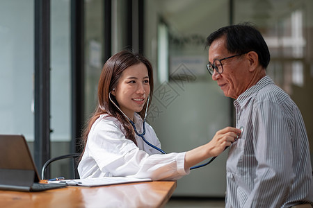 立体镜检查 有吸引力的 愉快和快乐的女医生 在听长者时使用听诊器倾听老年人的声音诊断医学医师孩子们治疗专家保健心脏病学从业者微笑图片