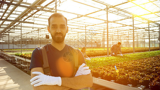 农业农民男子在温温室工作的肖像图图片