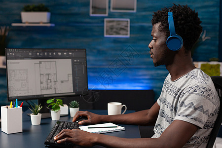 专业技术技术人员设计师 坐在分析大楼建筑建设的办公桌上图片