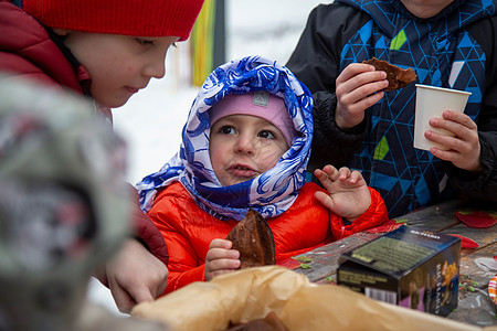 小女孩在玛斯莱尼塔节上 吃煎饼布利尼图片