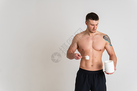 健身蛋白罐白色背景健美粉末强高痛酸痛人男性年轻医疗 疾病持有 抑制颈椎病 降低吸引力图片