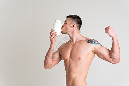 白色背景健美粉上的白色健身蛋白罐强壮的高痛肌肉 病态的白色健康医疗 慢性疾病 托腰托 背受魅力图片