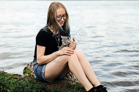 湖边有一只苏格兰小猫的女孩女子女士上衣短裤头发蓝色动物池塘宠物t恤图片