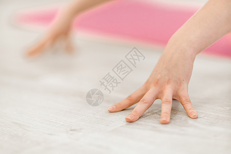 年轻女性在米色一吨背景上练习马尾草 笑声活力姿势做法成人运动训练女士冥想功能性地面背景图片