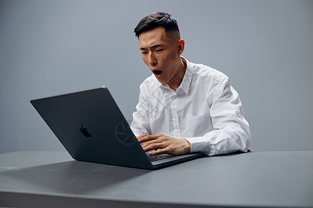 身穿白衬衫的亚洲男子 工作笔记本电脑疲劳症执行官互联网社交商务企业家创造力设计师成人作家眼镜工程师图片