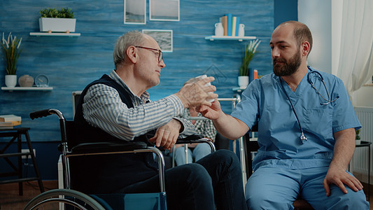 患有慢性慢性病的老年病人 作为治疗得到一瓶药丸瓶子照顾者男人卫生访问轮椅药品疾病服务帮助图片