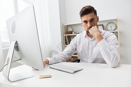 在办公室工作工作场所穿白衬衫的商务人士 职业妇女脖子居家男人姿势电脑商业中年疼痛人士办公图片