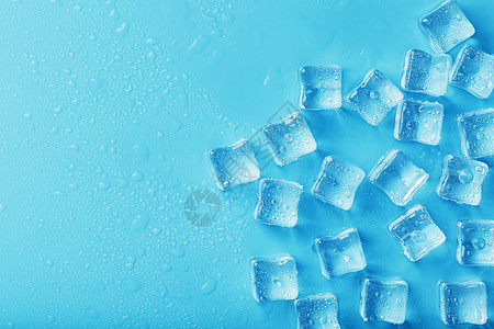 由立方体制成的冰 排成一列 在蓝色背景和空格上投落假期冻结框架冰柱冰箱冰块水晶团体液体冷藏图片