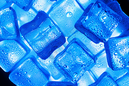 蓝色冰块水素材蓝色背景的冰雪立方体 顶层风景上布满了水滴蓝光饮料冻结冷藏冰块雾凇水晶飞沫酒吧磨砂背景