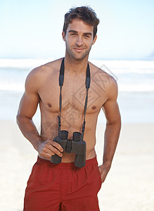 他在海边留意危险 海滩上一位英俊的年轻救生员棕色调子微笑幸福手表男性海洋男人衣服黑发图片