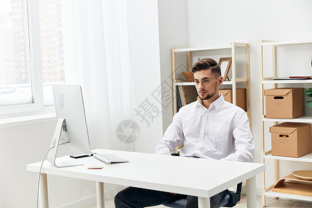 主管坐在电脑前的桌子上 手持键盘技术的计算机姿势男子中年疼痛混血办公紧张商务商业脖子图片