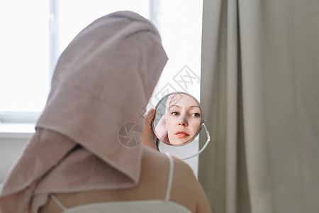年轻美丽的健康女性的面容 和在家中镜子中的反射身体毛巾眼睛黑发面具水分粉刺微笑女孩擦洗图片