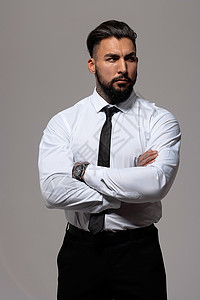 灰色背景的穿着优雅衣服的男人白衬衫工作室主义性格马甲绅士大男子发型背心胡须图片