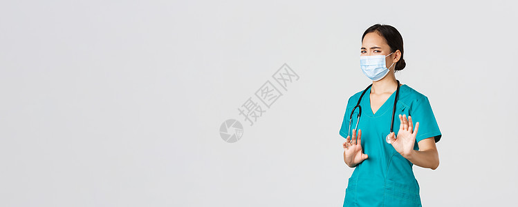 Covid19 冠状病毒疾病 保健工作者概念不高兴的亚洲女医生 医生或护士避免与细菌接触 戴医疗面具和洗涤剂 拒绝握手医院情况学图片