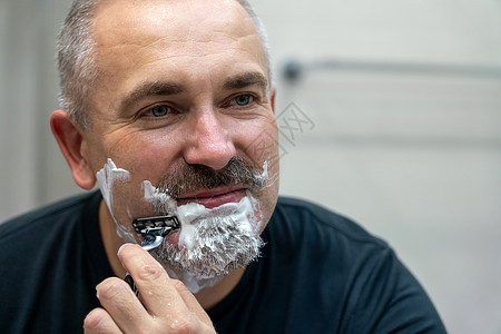 中年英俊男子在浴室刮胡子时剃胡子家庭生活男性成人卫生刮胡子胡须镜子头发剃须刀奶油图片