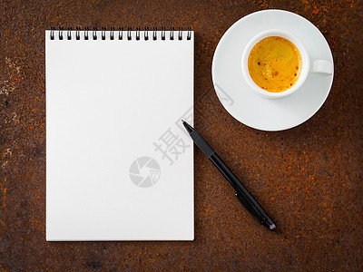 白空白笔记本 上面有螺旋 铅笔和咖啡杯 在生锈的旧铁桌顶上图片