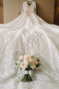 露天的玫瑰花朵和鲜花织成的花束装饰作品风格假期植物婚礼新娘订婚仪式婚姻图片