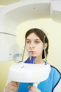 在X光室穿防护背心的女孩可以对牙齿进行全景图象 在诊所里安装了Rengen设备女士放射科治疗口服人脸实验室射线医院考试牙医图片