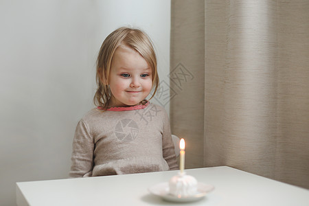 可爱漂亮的小女婴庆祝生日 孩子在蛋糕上吹一支蜡烛 可爱的蹒跚学步的孩子 漂亮的女儿的生日家庭聚会甜蜜公主女孩甜点桌子假期婴儿纪念图片