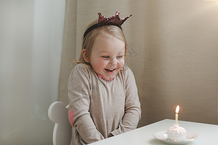 可爱漂亮的小女婴庆祝生日 孩子在蛋糕上吹一支蜡烛 可爱的蹒跚学步的孩子 漂亮的女儿的生日家庭聚会公主女孩周年桌子喜悦幸福婴儿童年图片