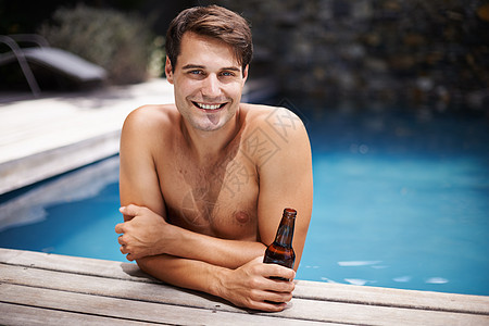 没有啤酒就不会有寒冷 年轻男人的肖像图片