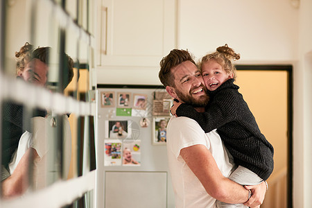 我们除了彼此以外什么都不需要 在家里被父亲和女儿亲情相爱的镜头拍到图片