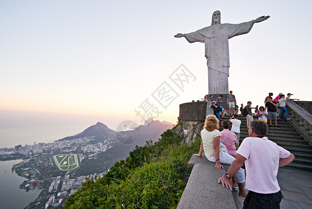 旅行灵感 一群游客在去看雕像的路上 在里约看到基督救赎者图片