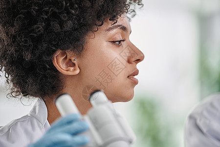 一位年轻女科学家的肖像 特写药品测试学习保健检查眼镜技术玻璃实验样本图片