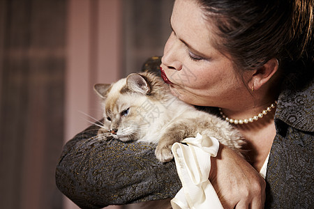 太过爱了 非常感谢你 一个女人拥抱和亲她的猫一个大吻背景图片