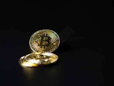 Bitcoin 硬币作为加密货币放在黑色背景上编码经济交换经济学投资区块链金融电子商务现金密码图片