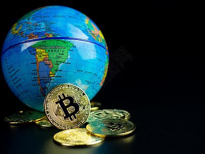 Bittcoin 硬币位于黑人背景的模范世界前金融营销贸易电子商务经济学商业投资交换全世界密码图片