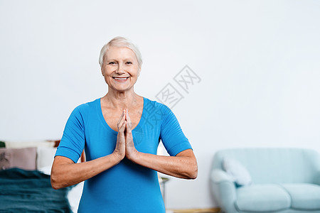 坐在一个露天笔记本电脑前的瑜伽姿势中的老年妇女女性动机活动健康博客上网运动装活力笔记本成人图片