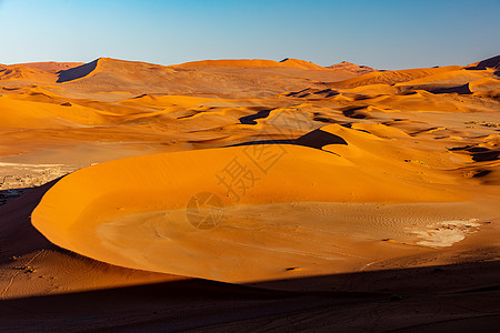 非洲旅行纳米比亚非洲干旱地貌的深干地全景旅行旅游风景孤独阴影沙丘脚印死亡橙子背景